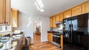 Coffee/tea maker, fridge, oven, stovetop