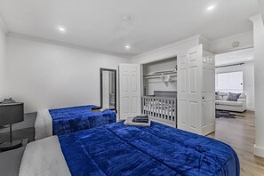 1 habitación, escritorio, tabla de planchar con plancha y cuna de viaje