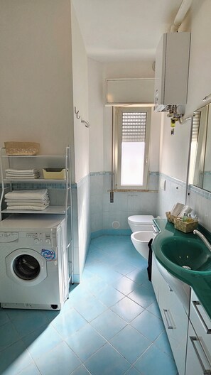 Apartment | Bathroom | Shower, hair dryer, towels, soap - Happy House (Rimini)