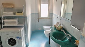 Apartemen | Kamar mandi | Shower, pengering rambut, handuk, dan sabun