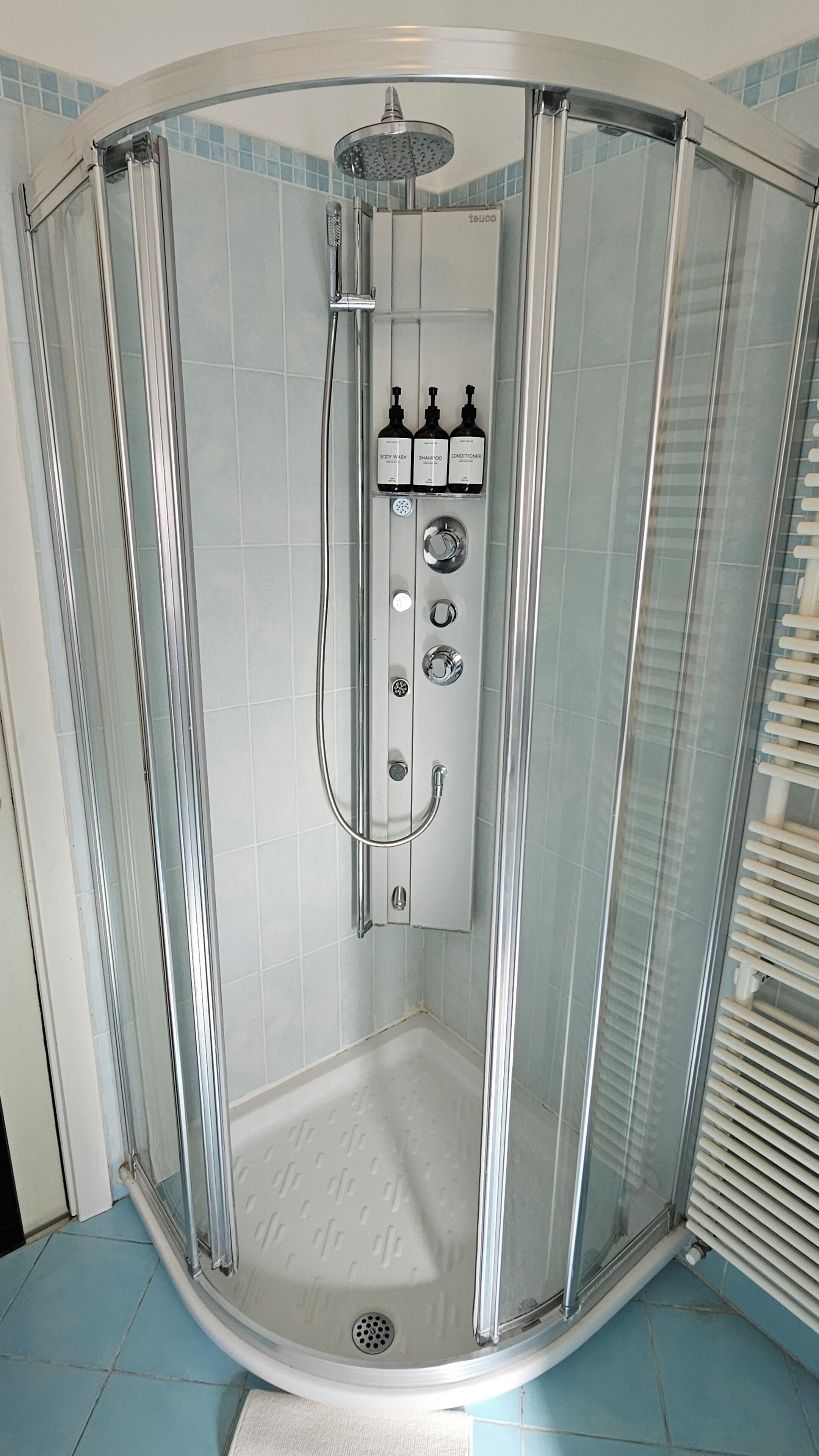 Departamento | Baño | Regadera, secadora de cabello, toallas, jabón 