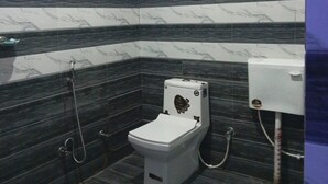 Ein Badezimmer mit Toilette, Bidet und Dusche.