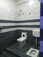 Chuveiro, toalhas de banho