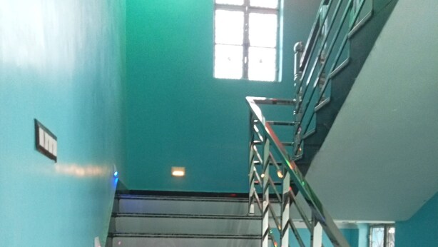 Eine Treppe mit Metallgeländern, die nach oben führt.