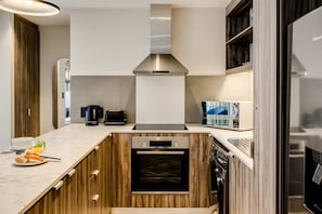 1 bedroom, Internet - Upscale Urban Haven at City Suite 906 (Cape Town)