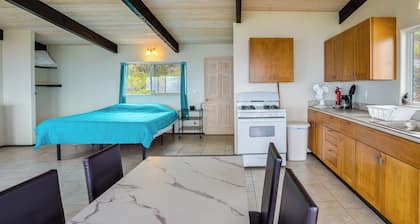 Captain Cook Bungalow w/ Panoramic Ocean Views!