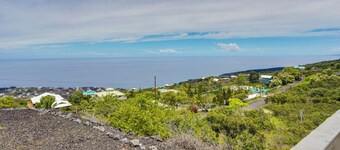 Captain Cook Bungalow w/ Panoramic Ocean Views!
