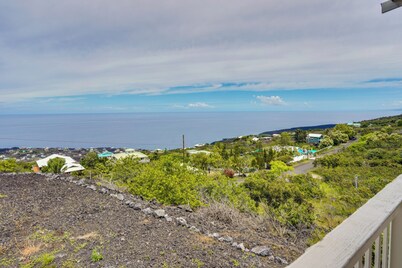 Captain Cook Bungalow w/ Panoramic Ocean Views!