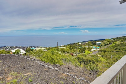 Captain Cook Bungalow w/ Panoramic Ocean Views!
