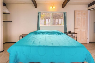 Captain Cook Bungalow w/ Panoramic Ocean Views!