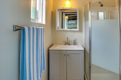 Captain Cook Bungalow w/ Panoramic Ocean Views!