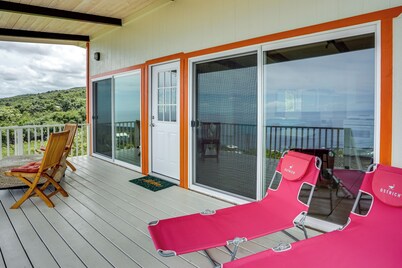 Captain Cook Bungalow w/ Panoramic Ocean Views!