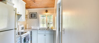 Cozy Cottage w/ Deck: Walk to Lake of the Ozarks!