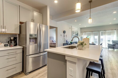 Pet-friendly Condo w/ Balcony ~ 17 Mi to Denver