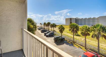 Daytona Beach Condo w/ Balcony: 5 Mi to Speedway!