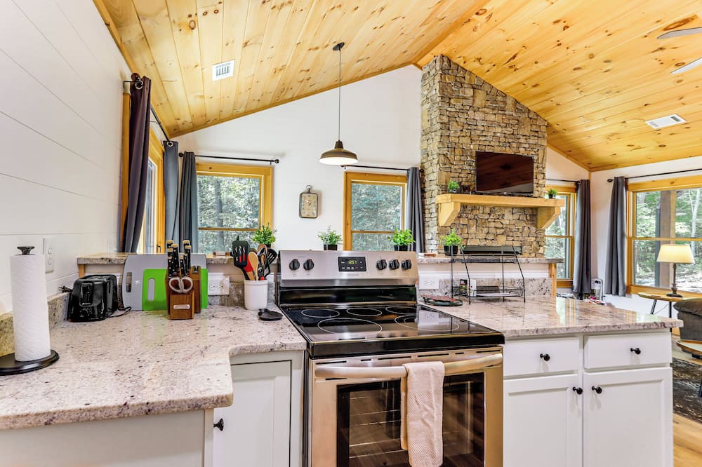 Mccaysville Cabin: Fire Pit, BBQ + More! - Wolf Creek, NC