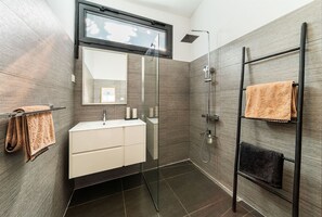 Douche, sĂšche-cheveux, serviettes fournies