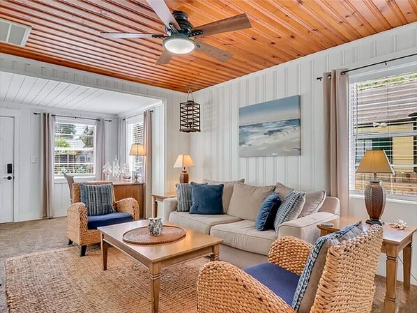 Smart TV - Picturesque Bungalow in Savannah (Savannah)