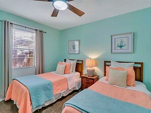 2 室のベッドルーム、デスク、アイロン / アイロン台、旅行用ベビーベッド