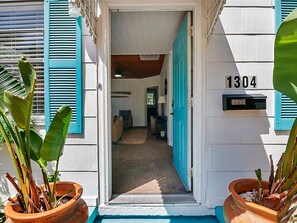 Exterior detail - Picturesque Bungalow in Savannah (Savannah)