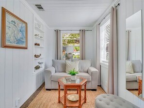 Smart TV - Picturesque Bungalow in Savannah (Savannah)