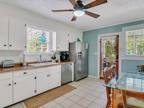 Fridge, microwave, oven, stovetop - Picturesque Bungalow in Savannah (Savannah)