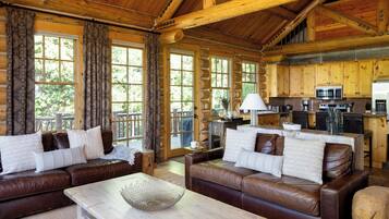 Een televisie en een open haard