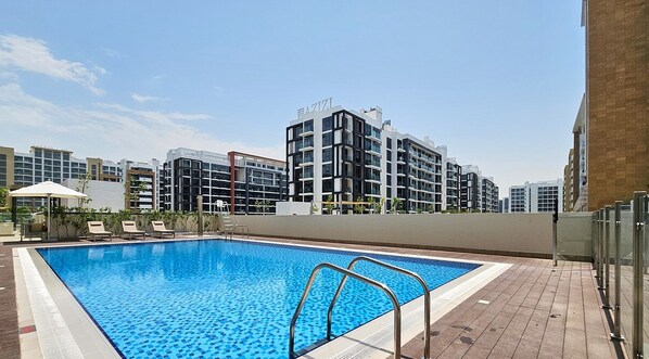 Studio | Pool | Outdoor pool - Charming Studio 10 Minutes From Dubai Mall (Dubai)