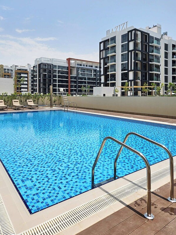 Studio | Pool | Outdoor pool - Charming Studio 10 Minutes From Dubai Mall (Dubai)