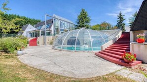 A modern house with a glass greenhouse, a swimming pool, and a red staircase. - INDEPENDENT ROOM IN A PARK (Saint-Roch)