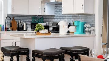Fridge, cookware/dishes/utensils
