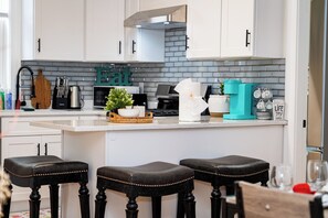 Fridge, cookware/dishes/utensils - 14b-Charming, beautiful 3-bedroom apartment in Boston (Boston)