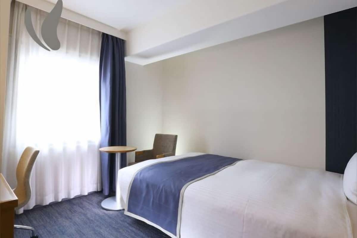 Escritorio, cortinas blackout y tabla de planchar con plancha
