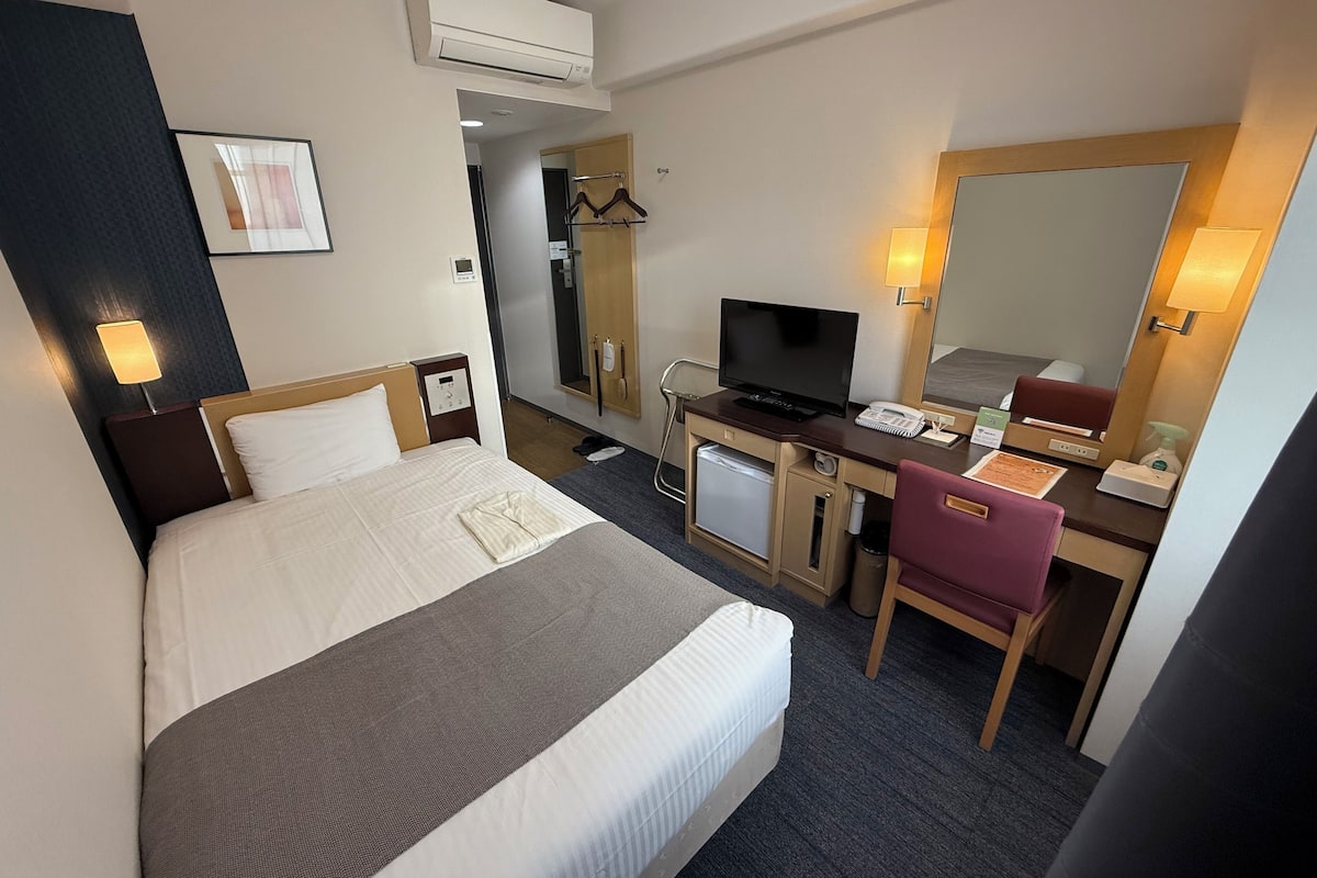 办公桌、遮光窗帘、熨斗/熨板、免费 WiFi