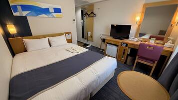 Desk, blackout drapes, iron/ironing board, free WiFi