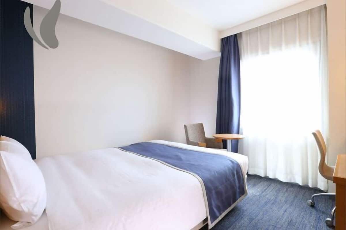 Escritorio, cortinas blackout y tabla de planchar con plancha