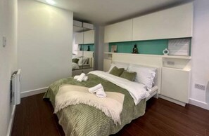 Tabla de planchar con plancha, wifi gratis y ropa de cama 