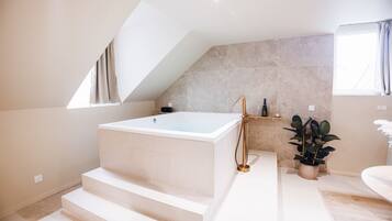 Sèche-cheveux, serviettes fournies