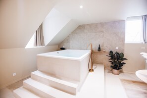 Een haardroger, handdoeken