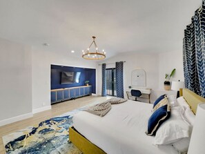 4 室のベッドルーム、デスク、アイロン / アイロン台、旅行用ベビーベッド