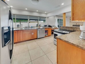 冷蔵庫、電子レンジ、オーブン、コンロ