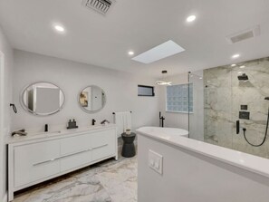 Hair dryer, towels - Imperial Point Paradise - Fort Lauderdale Getaway (Fort Lauderdale)