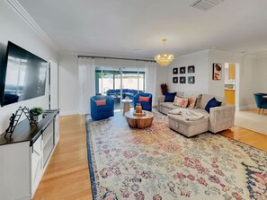 Smart TV, libros y estéreo