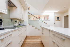 Fridge, oven, dishwasher, cookware/dishes/utensils