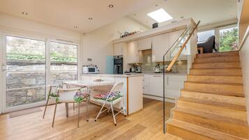 Fridge, oven, dishwasher, cookware/dishes/utensils
