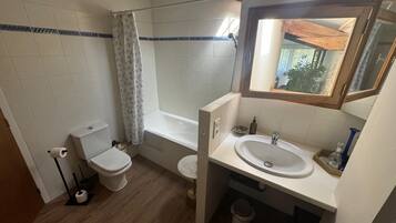 Een haardroger, handdoeken, zeep, shampoo