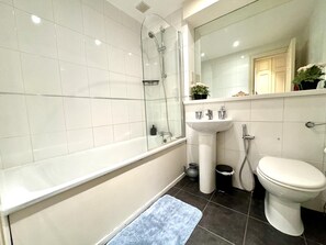 Apartment | Bathroom | Deep soaking tub, hair dryer, towels - Cityscape Haven in Central London (London)