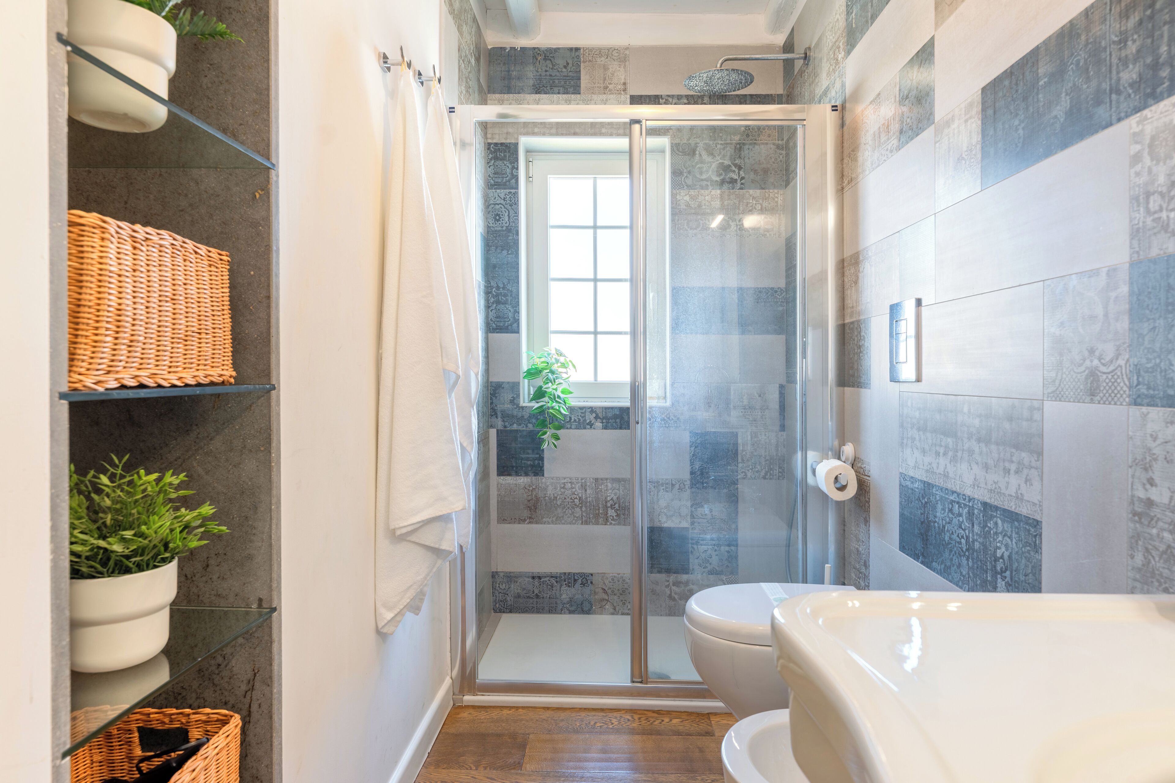 Asciugacapelli, bidet, asciugamani, sapone