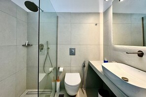 Studio Plus | 욕실 | 샤워 시설, 헤어드라이어, 화장지