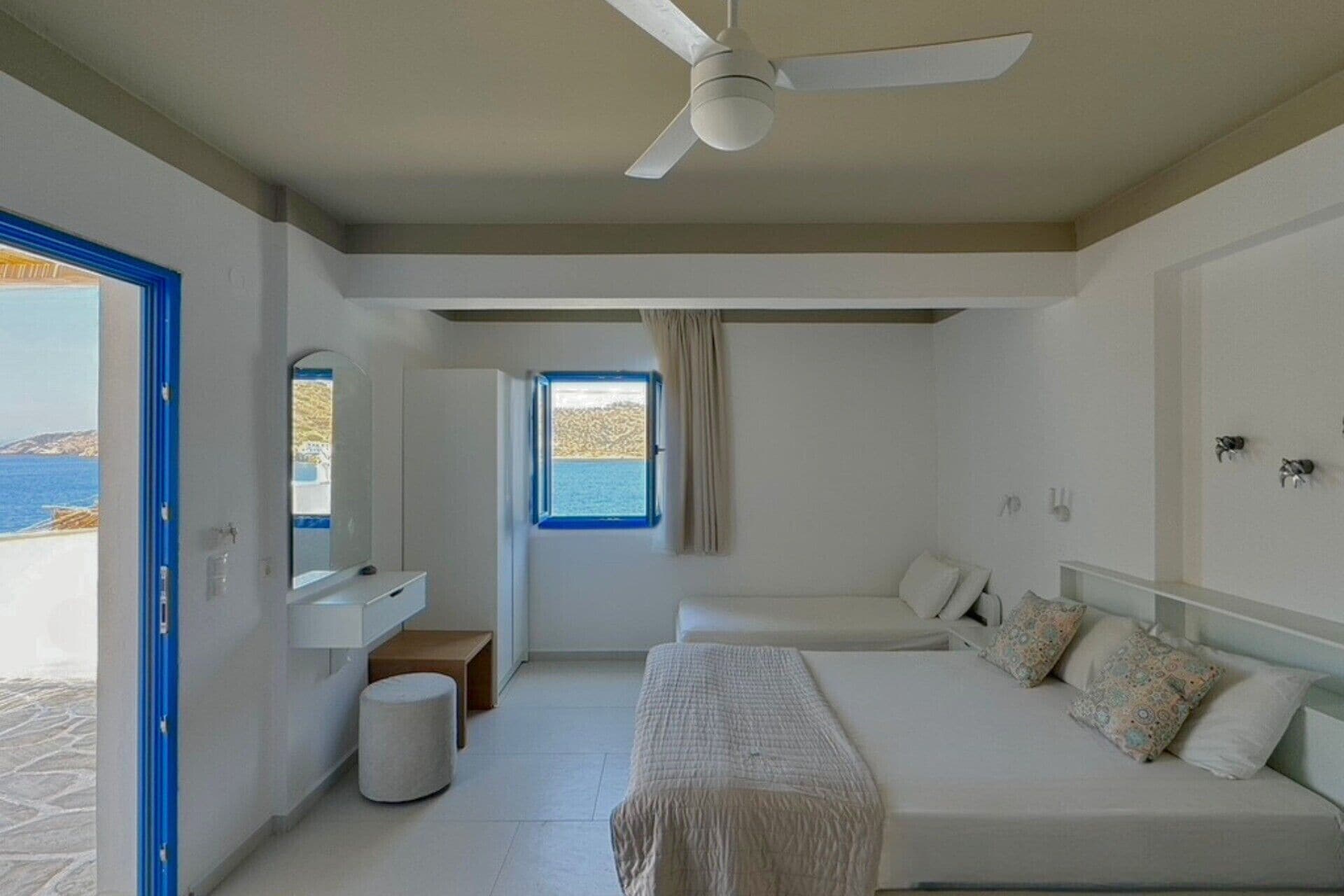 Escritorio, wifi gratis y ropa de cama 